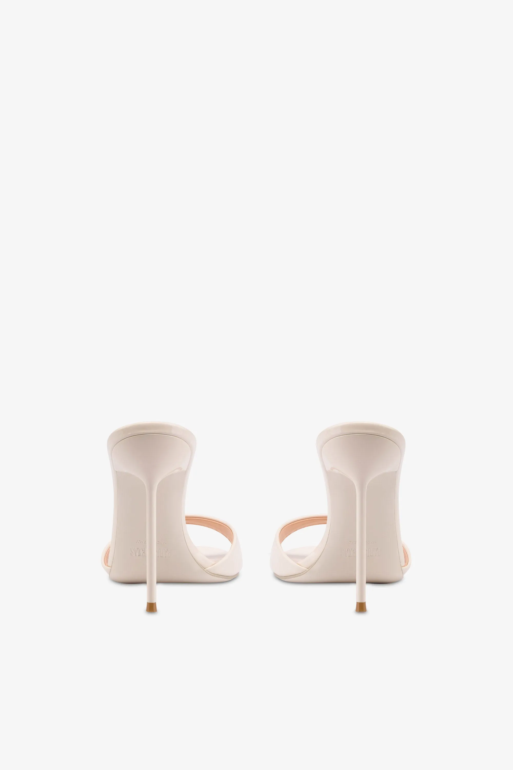 Mules in ivory patent leather