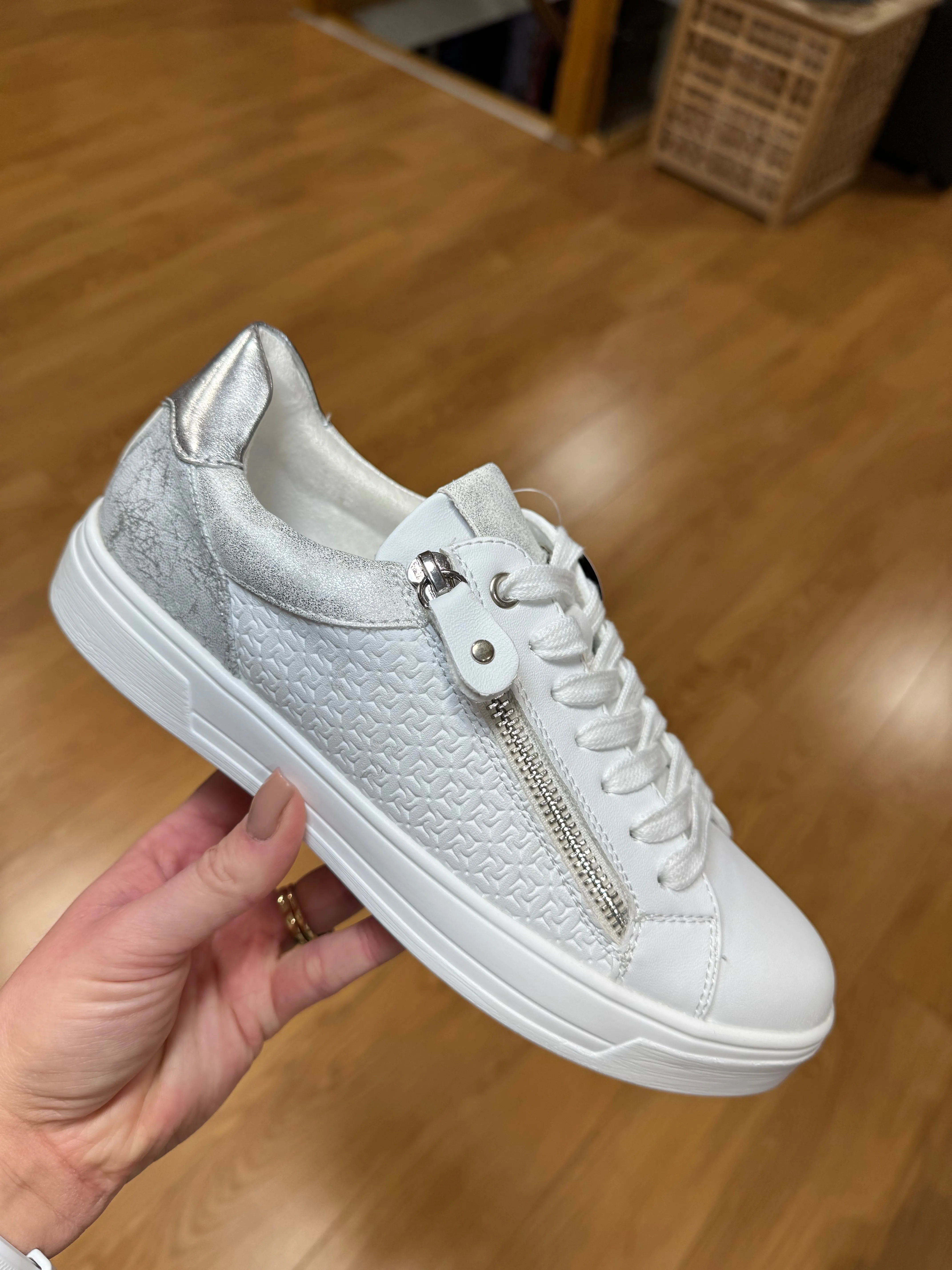 Redz White Zip Trainer